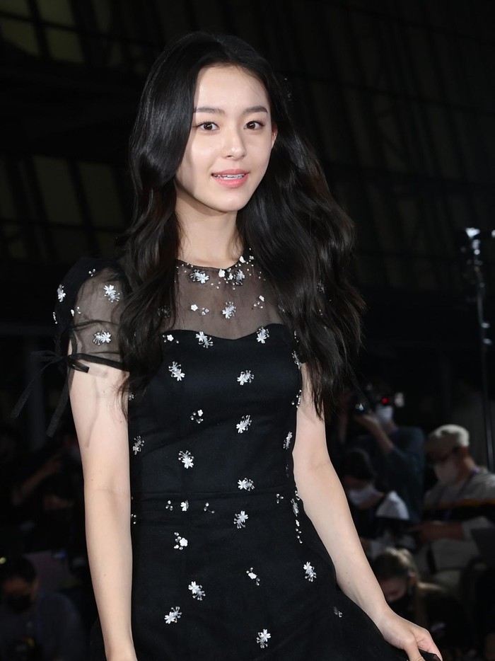 Aktris muda Park Ji Hu yang dramanya kini tengah tayang, Little Women (2022) turut memeriahkan APAN Star Awards 2022 dengan see-through dress. Ia pun juga sukses memenangkan kategori Best New Actress berkat perannya di All of Us Are Dead (2022)./ Foto: soompi.com