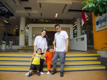 7 Potret Kahiyang & Bobby Nasution Momong Anak, Sempatkan Waktu Demi Lihat Sedah Mirah
