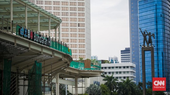 Monumen 'Selamat Datang' terhalang oleh halte TransJ Tosari dan Bundaran HI yang kini dalam proses revitalisasi. Proyek masih berjalan.
