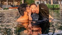 <p>Putra Ammar Zoni dan Irish Bella, Air Rumi, pertama kali berenang ketika usianya belum genap tiga bulan. Kini, berenang menjadi hobinya, lho. (Foto: Instagram: @_irishbella_)</p>