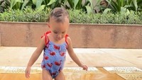 <p>Claire Herbowo, anak Shandy Aulia dan David Herbowo, mulai belajar berenang sejak bayi, Bunda. Shandy mengaku, ketika di usia 14 bulan, Claire sudah memiliki kepercayaan diri yang meningkat ketika di dalam air. (Foto: Instagram: @shandyaulia)</p>