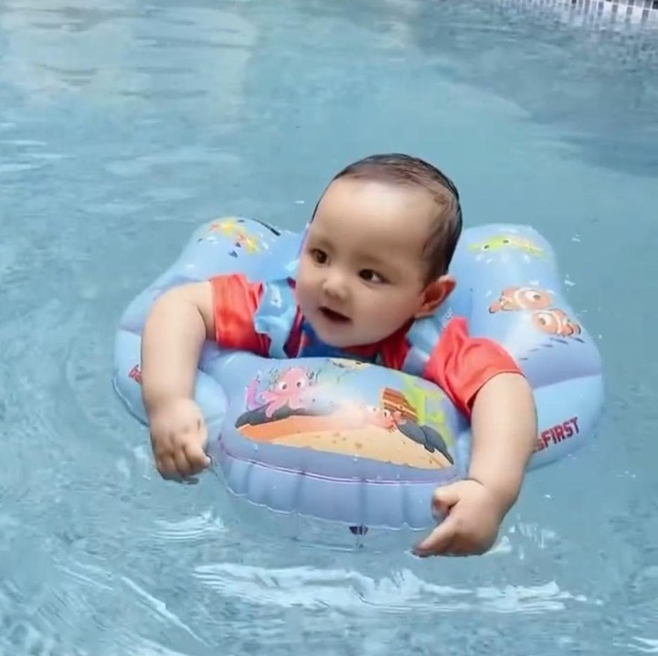 <p>Anak pertama Roger Danuarta dan Cut Meyriska, Shaquille Kaili Danuarta, mulai belajar berenang saat usianya 5 bulan. Ekspresinya gemas banget ya, Bunda! (Foto: Instagram: @rogerojey)</p>