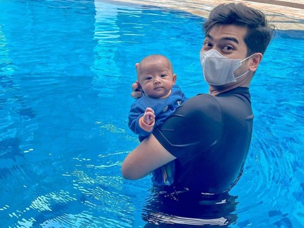 7 Potret Anak Artis Belajar Berenang Sejak Bayi, Putri Ria Ricis Usia 1 Bulan