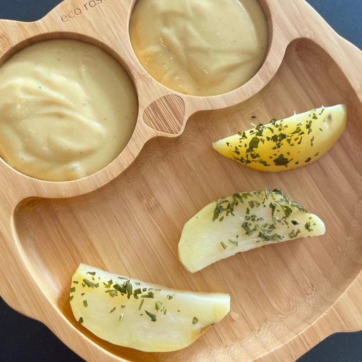 <p>Selanjutnya, Nikita membuatnya MPASI berupa potato wedges dengan taburan parsley dan mashed potatoes dengan chicken broth. (Foto: Instagram: @nikitawillyofficial94)</p>