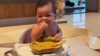 <p>Ketika pertama kali menyantap MPASI, Baby Issa sangat menikmatinya. Nikita Willy dan sang suami pun turut menemaninya. (Foto: Instagram: @nikitawillyofficial94)</p>