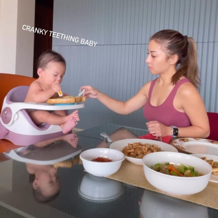 <p>Nikita pun kembali menemani Baby Issa menyantap makanannya di meja makan, Bunda. Ekspresi Baby Izz menggemaskan banget, ya!. (Foto: Instagram: @nikitawillyofficial94)</p>