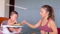 <p>Nikita pun kembali menemani Baby Issa menyantap makanannya di meja makan, Bunda. Ekspresi Baby Izz menggemaskan banget, ya!. (Foto: Instagram: @nikitawillyofficial94)</p>