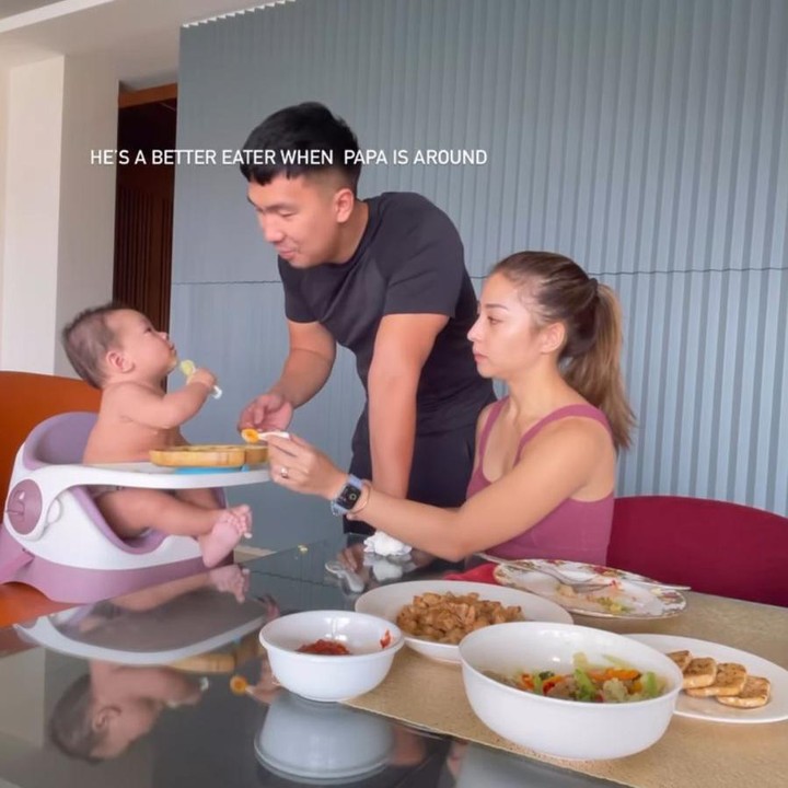 <p>Ternyata Baby Issa lebih lahap menyantap makanannya ketika Indra menemaninya, Bunda. Wah, sudah jadi anak ayah banget, ya! (Foto: Instagram: @nikitawillyofficial94)</p>