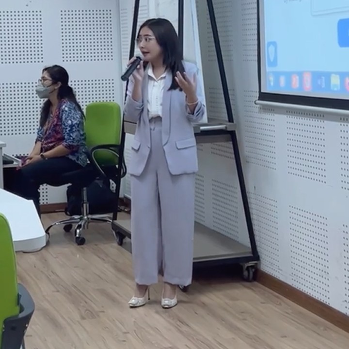 <p>Dalam kesempatan itu, Prilly juga bercerita bahwa pada awalnya ia merasa gugup. "Awalnya deg2an karena tidak terbayang akan seperti apa respon mahasiswa di kelas, meski di kuliah umum online sebelumnya dapat sambutan yang baik." (Foto: Instagram @prillylatuconsina96)<br /><br /><br /></p>