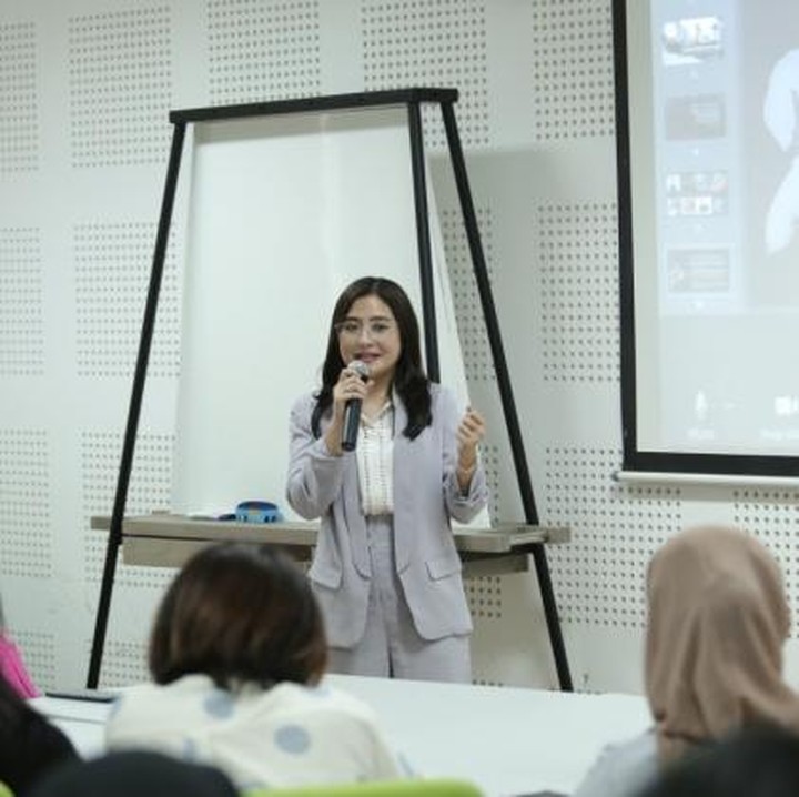 <p>Dalam <em>postingan</em> di Instagram pribadi, wanita kelahiran 25 tahun silam ini mengungkapkan bahwa ini menjadi cita-cita yang ia impikan, lho. "Hari ini salah satu cita-citaku dari kecil tercapai, mengajar di dalam kelas layaknya guru pengajar," tuturnya, dikutip dari akun @prillylatuconsina96. (Foto: Instagram @prillylatuconsina96)<br /><br /><br /></p>