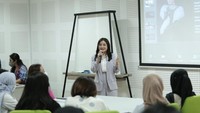 Intip 7 Potret Prilly Latuconsina Jadi Dosen Tamu di UGM, Cita-citanya Terwujud Bun
