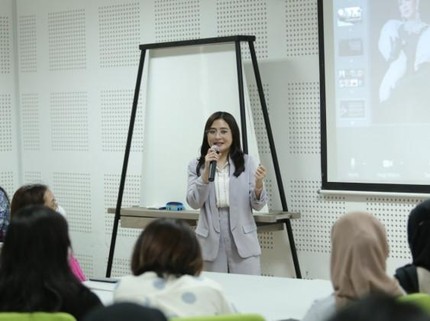 Intip 7 Potret Prilly Latuconsina Jadi Dosen Tamu di UGM, Cita-citanya Terwujud Bun