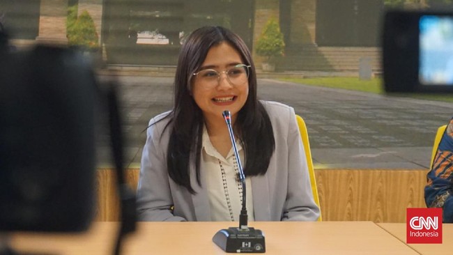 Prilly Latuconsina menjadi dosen tamu di Universitas Udayana, Bali, untuk memberikan kuliah tentang strategi perencanaan bisnis kreatif.