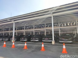 Puluhan Mobil Listrik Mejeng di Area Parkir Kompleks DPR, Untuk Apa?