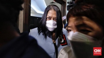 FOTO: Putri Candrawathi Merunduk dan Bungkam Saat Ditahan di Rutan