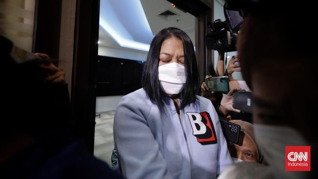 Putri Candrawathi resmi ditahan dalam kasus pembunuhan berencanaBrigadir J. Dia terlihat memakai jaket burberry Putri dengan warna keabuan. Berapa harganya?