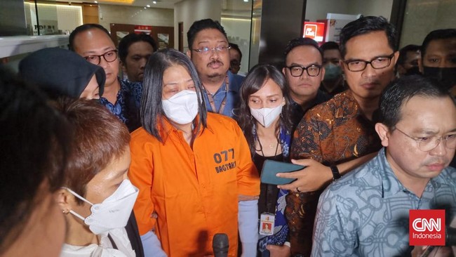 Putri Candrawathi yang mengenakan baju tahanan Bareskrim Polri terisak dan memohon doa agar dapat melewati kasus pembunuhan Brigadir J.
