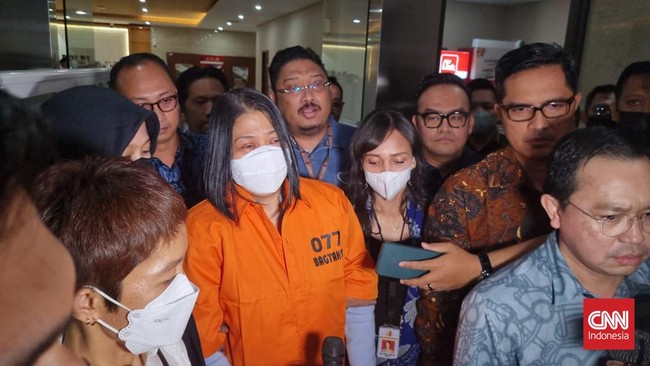 Anggota Komisi III DPR Ahmad Ali menyebut selama ini publik mempermasalahkan keputusan Polri yang tak menahan Putri Candrawathi usai ditetapkan tersangka.