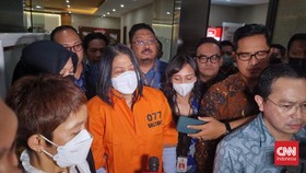Putri Candrawathi Masuk Berjaket Merek Ternama, Keluar Berbaju Tahanan
