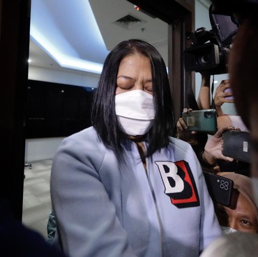 7 Gaya Putri Candrawathi Saat Ditahan Pakai Jaket Burberry Seharga Puluhan Juta