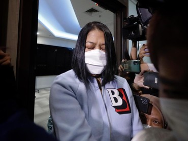 7 Gaya Putri Candrawathi Saat Ditahan Pakai Jaket Burberry Seharga Puluhan Juta
