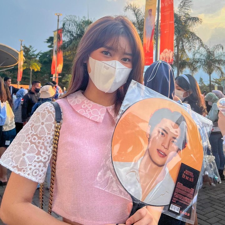 <p>Putri kedua Parto ini menyukai grup K-Pop SEVENTEEN, Bunda. Meskipun Caca tidak nonton konser SEVENTEEN pada Sabtu (24/09) dan Minggu (25/09) kemarin, Caca menyempatkan diri untuk berfoto di depan venue. (Foto: Instagram/amandacaesaa)</p>