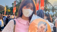 <p>Putri kedua Parto ini menyukai grup K-Pop SEVENTEEN, Bunda. Meskipun Caca tidak nonton konser SEVENTEEN pada Sabtu (24/09) dan Minggu (25/09) kemarin, Caca menyempatkan diri untuk berfoto di depan venue. (Foto: Instagram/amandacaesaa)</p>