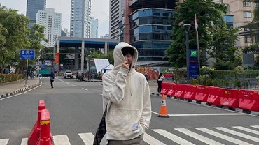 img-title Fans Heboh, Renjun NCT Catwalk di Lokasi Citayam Fashion Week