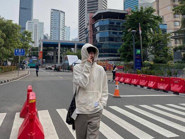 img-title Fans Heboh, Renjun NCT Catwalk di Lokasi Citayam Fashion Week