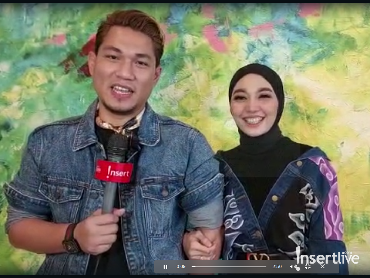 img-title Senang Kenakan Batik, Rizal Armada dan Istri Tetap Tampil Kasual