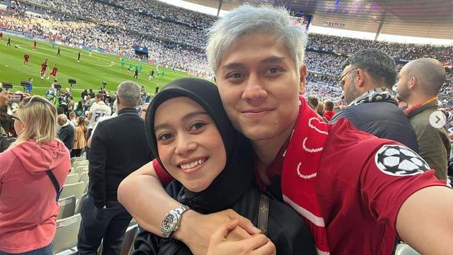 Netizen protes karena Rizky Billar dinobatkan sebagai Gorgeous Dad padahal sudah dilaporkan ke polisi atas dugaan KDRT ke Lesti Kejora.