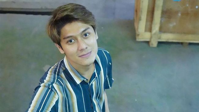 Para pembawa acara D' Academy mengumumkan Rizky Billar dipecat dari acara itu sebagai langkah penolakan atas segala tindak kekerasan.
