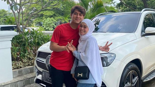 Pengacara Rizky Billar Kritik Lesti Kejora Izin Umrah via WA Pengacara Rizky Billar menyindir Lesti Kejora yang izin umrah kepada sang suami hanya lewat pesan singkat di WhatsApp.
