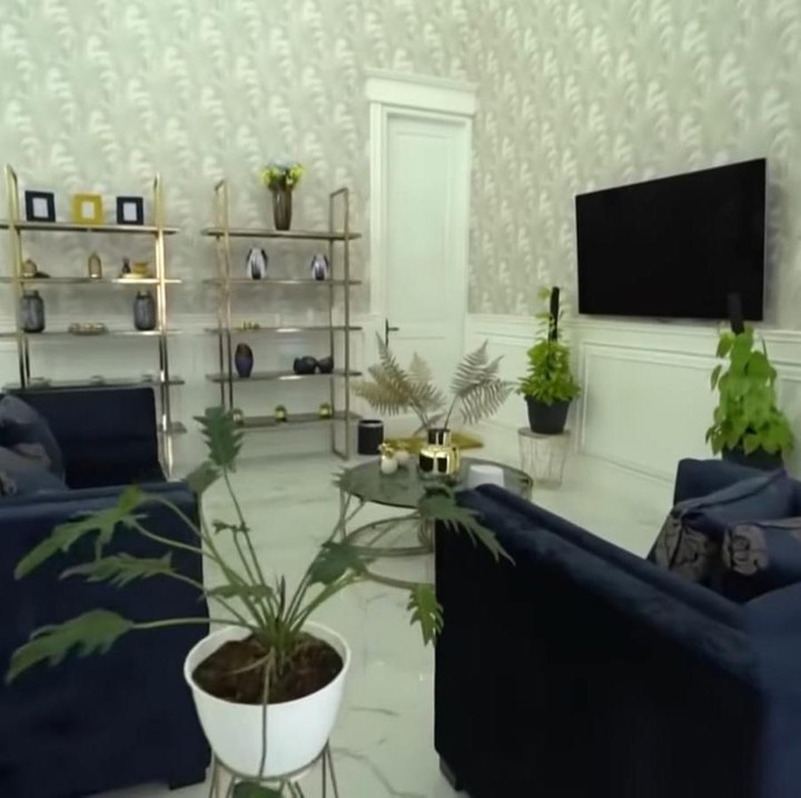 <p>Dikenal sebagai salah satu artis yang senang memelihara tanaman, setiap sudut rumah mewah Kartika dilengkapi dengan tanaman-tanaman hijau miliknya. (Foto: YouTube TRANS7 OFFICIAL)</p>