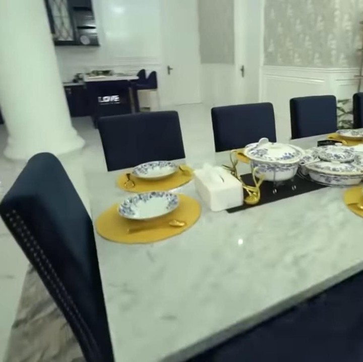 <p>Selain itu, rumah ini juga dipenuhi dengan warna putih dan biru tua sesuai warna kesukaan sang suami. (Foto: YouTube TRANS7 OFFICIAL)</p>