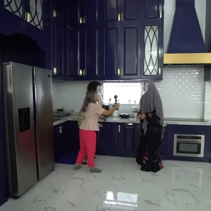 <p>Tidak hanya ruang tamu dan ruang keluarga saja yang luas, dapurnya juga luas sekali, ya, Bunda. (Foto: YouTube TRANS7 OFFICIAL)</p>