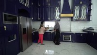 <p>Tidak hanya ruang tamu dan ruang keluarga saja yang luas, dapurnya juga luas sekali, ya, Bunda. (Foto: YouTube TRANS7 OFFICIAL)</p>