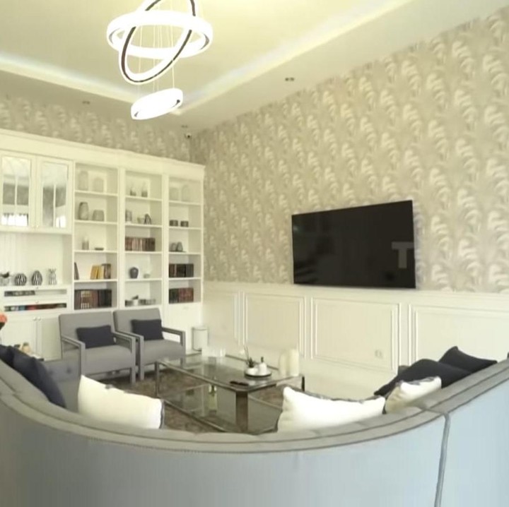 <p>Ruang keluarga di lantai dua yang satu ini juga tidak kalah elegan dengan ruang-ruang lainnya yang ada di lantai bawah, ya, Bunda. Kartika pun mengatakan bahwa dirinya memang mengambil tema modern elegan untuk konsep rumahnya. (Foto: YouTube TRANS7 OFFICIAL)</p>