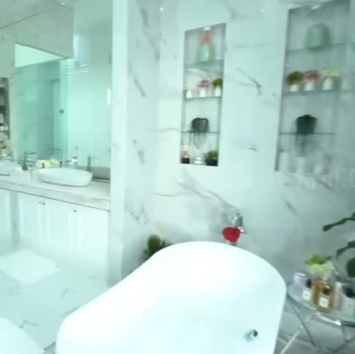 <p>Kamar mandi di kamar utamanya pun sangat mewah bernuansa putih dan dilengkapi dengan sofa di tengahnya. (Foto: YouTube TRANS7 OFFICIAL)</p>