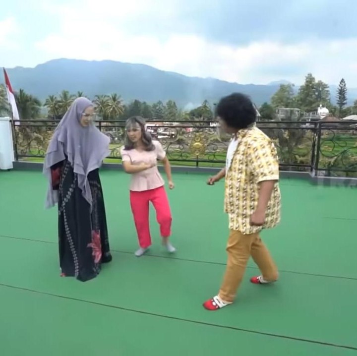 <p>Rumah ini juga memiliki <em>rooftop</em> yang menyajikan pemandangan pegunungan yang sangat indah. Wah, tinggal di sini sepertinya bisa healing tiap hari ya, Bunda! (Foto: YouTube TRANS7 OFFICIAL)</p>