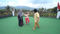 <p>Rumah ini juga memiliki <em>rooftop</em> yang menyajikan pemandangan pegunungan yang sangat indah. Wah, tinggal di sini sepertinya bisa healing tiap hari ya, Bunda! (Foto: YouTube TRANS7 OFFICIAL)</p>