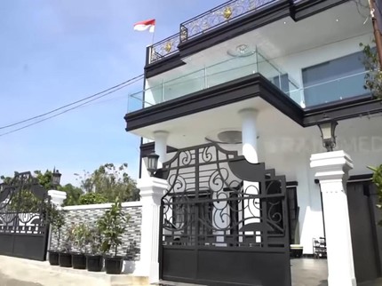 7 Potret Rumah Kartika Putri di Puncak, Mewah Banget bak Istana