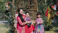<p>Gemas sekali ya, Bunda, melihat Kahiyang bersama dua anaknya. Ini adalah potret saat Kahiyang mengumumkan kehamilan ketiganya. (Foto: Instagram/ayanggkahiyang)</p>