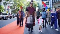 <p>Tak jarang, Sedah Mirah juga ikut bepergian dalam perjalanan dinas kedua orang tuanya. Dalam foto ini, Sedah Mirah digandeng Bobby yang memakai pakaian adat khas Sumatera saat berkunjung ke kota Medan. (Foto: Instagram/bobbynst)</p>