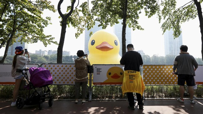 FOTO: 'Bebek' Raksasa Mengambang di Danau Korea Selatan