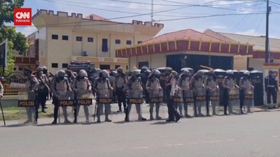 img-title VIDEO: Ribuan Personil TNI-Polri Disiagakan Kawal KPK Jemput Lukas