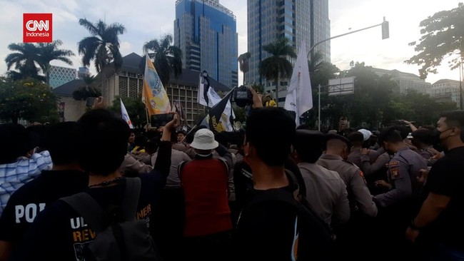 Massa mahasiswa mengklaim mendapat kekerasan fisik, verbal, hingga diancam ditahan oleh pihak kepolisian saat menggelar aksi, Jumat (30/9).