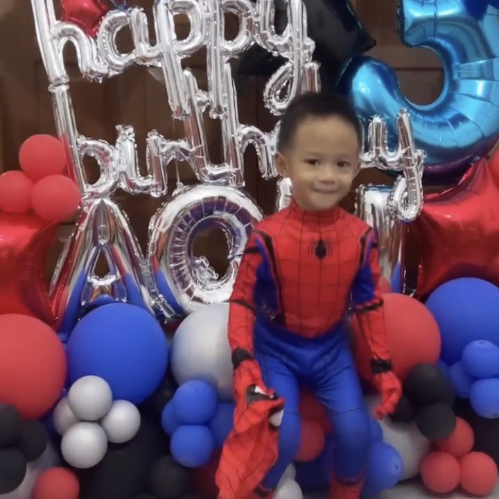<p>Aqli tampak sangat gembira mengenakan kostum Spiderman. Selamat ulang tahun dan semoga panjang umur ya! (Foto: Instagram Ayu Dewi)</p>