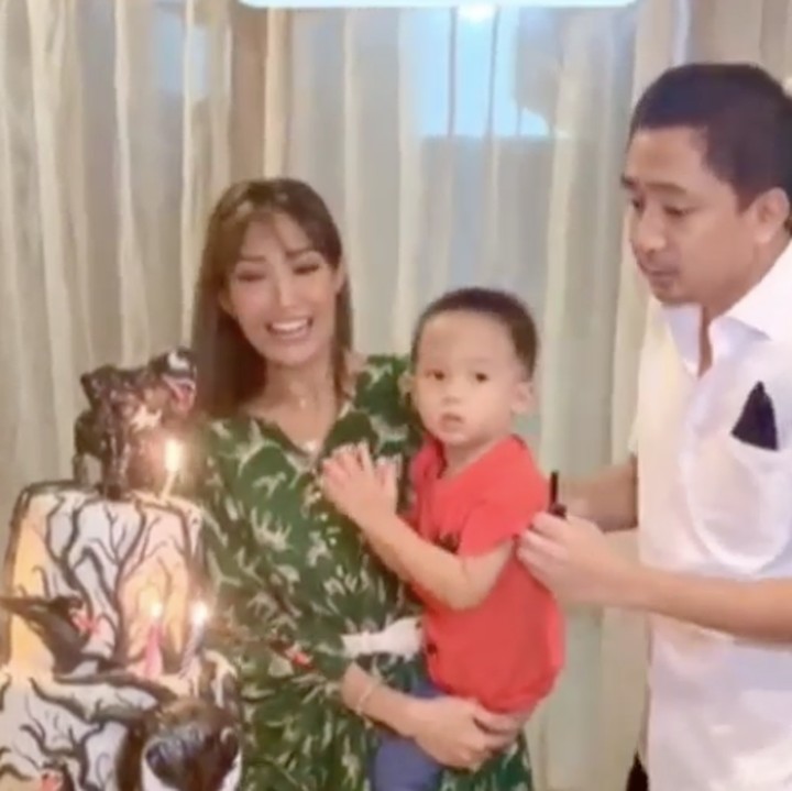 <p>Regi dan Ayu nampak mendampingi Aqli meniup lilin di atas kue ulang tahun. Kita doakan sehat dan panjang umur ya, Bunda, untuk Aqli. (Foto: Instagram: @mrsayudewi)</p>