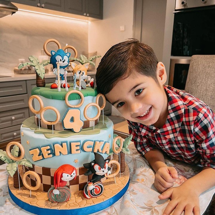 <p>Zenecka Anca Naif, putra kedua Carissa Puteri dan Navies Abdullah Naif ini baru saja berulang tahun yang keempat nih, Bunda. Wajah tampan Si Kecil yang akrab disapa Zenecka ini begitu mirip dengan sang Bunda. (Foto : Instagram :@Carissa_Puteri).</p>